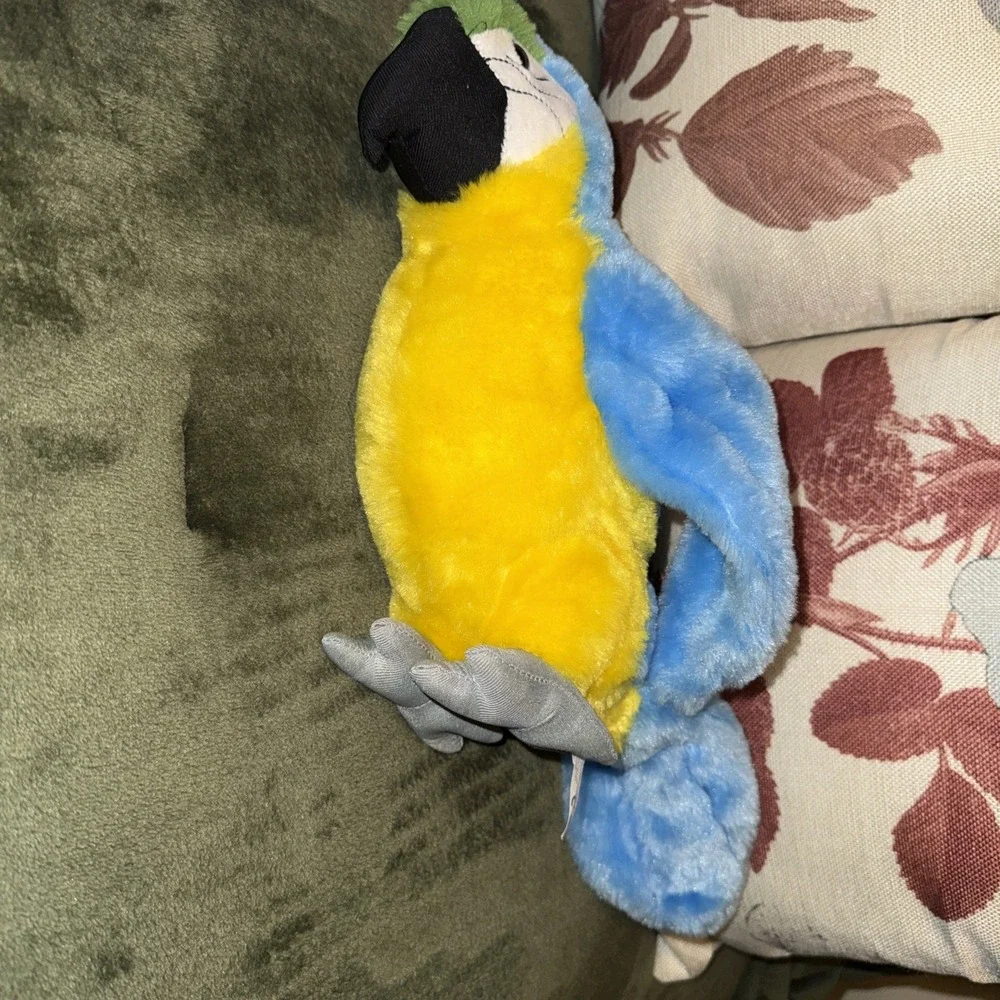 A Petting Zoo Blue Parrot‎ Bird Macaw Plush Stuffed Animal Wildlife Realistic